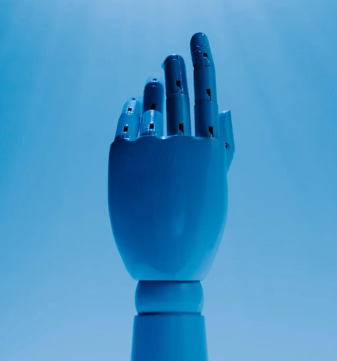 Mano de robot en fondo azul